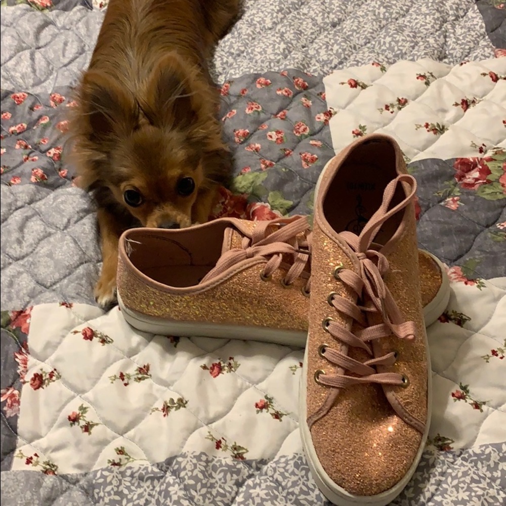 Glitter! Glitter! Glitter! Awesome shoes for you.